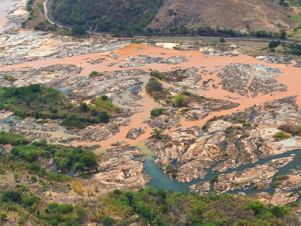  Imagem aéra mostra a lama no Rio Doce em Resplendor, no Espírito Santo, após rompimento de barragens em Bento Rodrigues, em Minas Gerais (Foto: Fred Loureiro/Secom ES)