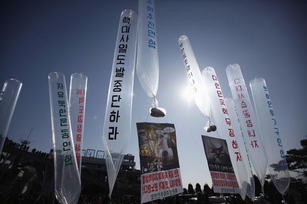 Sul-coreanos soltam balões com mensagens de protesto na fronteira com a Coreia do Norte (Foto: Kim Hong-Ji/Reuters)