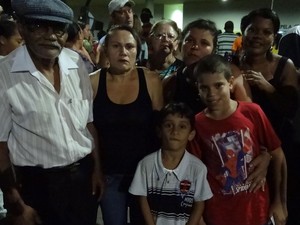 Doméstica Isabel Francisca reuniu toda a família para se despedir do “Rei do Brega” (Foto: Katherine Coutinho / G1)