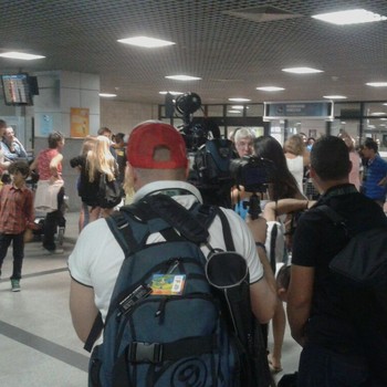 jornalistas em aeroporto de Salvador esperam seleção mexicana (Foto: Ruan Melo)