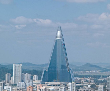O Ryugyong arranha-céu de mais de 330 metros de altura no centro da Coreia do Norte, Pyongyang. Seu formato de foguete atende aos fetiches atômicos dos ditadores norte-coreanos (Foto: Philipp Meuser)