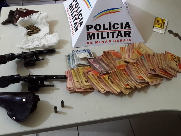 Dinheiro e armas apreendidas em Taiobeiras (Foto: Divulgação / Polícia Militar)