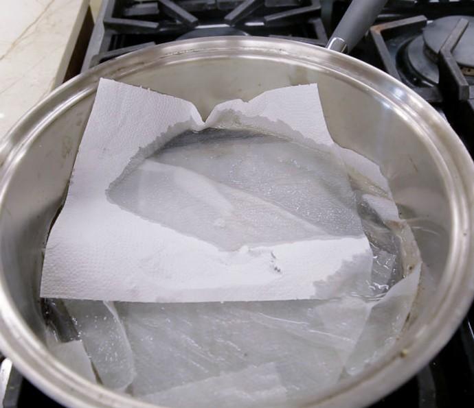 Limpar panela queimada com detergente, água e papel toalha? 'Como Fazer' fez o teste! (Foto: Gshow)