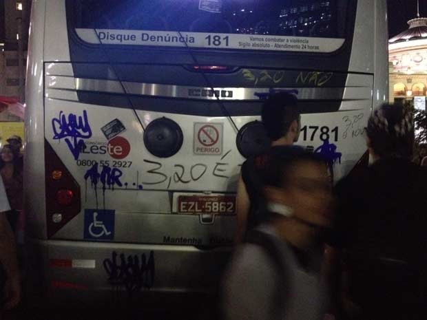 Manifestantes picham ônibus que estava no caminho da manifestação (Foto: Julia Basso Viana/G1)