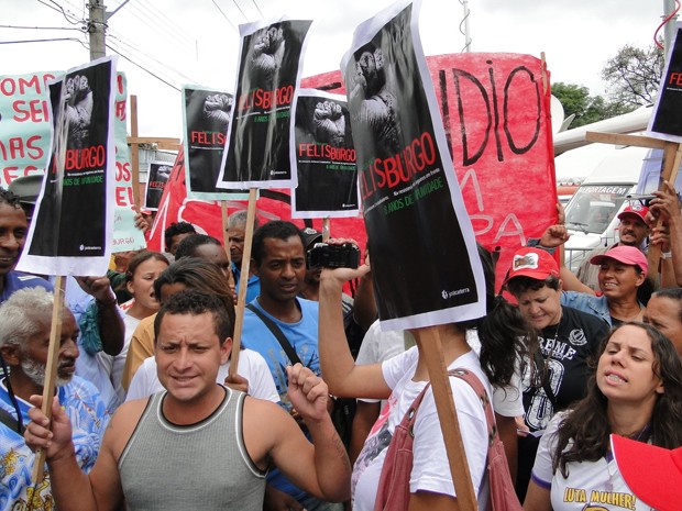 Manifestantes do MST protestaram próximo ao Fórum de Contagem (Foto: Pedro Triginelli / G1)