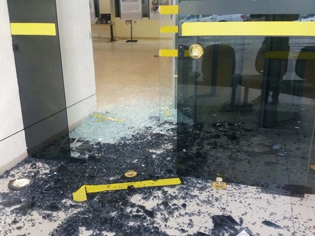 * Quadrilha explode caixa de banco dentro do prédio do TRE em Natal.
