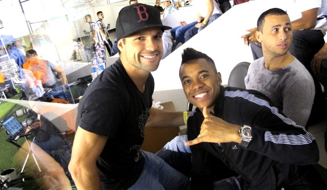 Diego e Robinho assistem ao jogo Santos x Corinthians na Vila Belmiro (Foto: Lincoln Chaves / globoesporte.com)