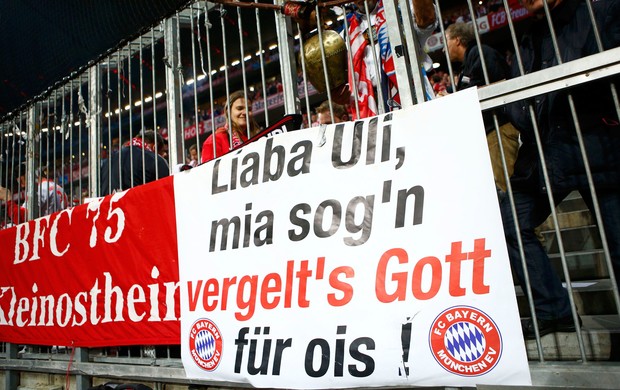 Faixa torcida Uli Hoeness, Bayern de Munique x Barcelona (Foto: Reuters)