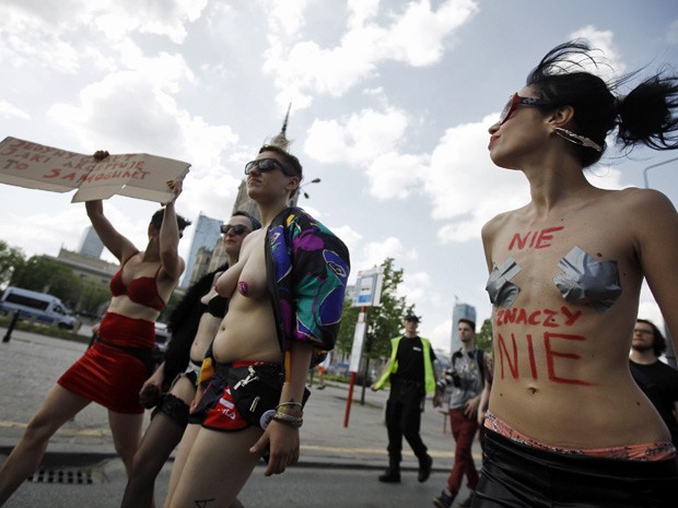 Manifestantes protestam contra estupro em Varsóvia neste sábado (18) (Foto: Kacper Pempel/Reuters)