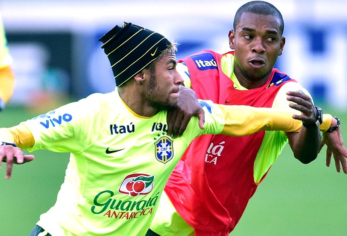 Neymar e Fernandinho Treino Brasil (Foto: Gaspar Nóbrega / Vipcomm)