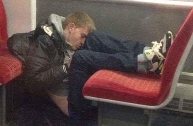 Página 'Sleepy Commuters' traz imagens de pessoas flagradas dormindo nas formas mais desajeitadas (Foto: Reprodução)