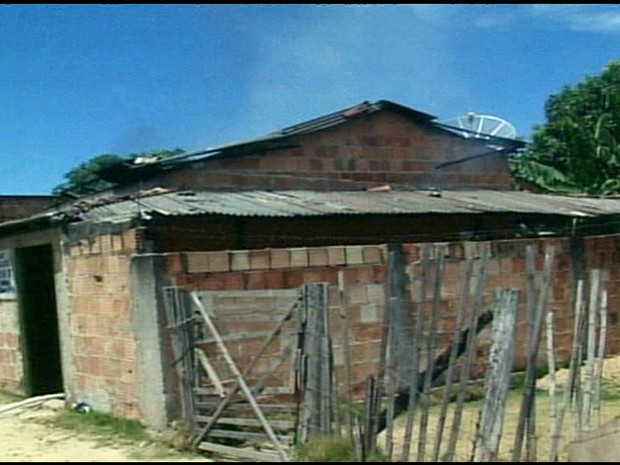 Tudo o que estava na casa foi destruído em Conceição da Barra, no Espírito Santo. (Foto: Reprodução/TV Gazeta)