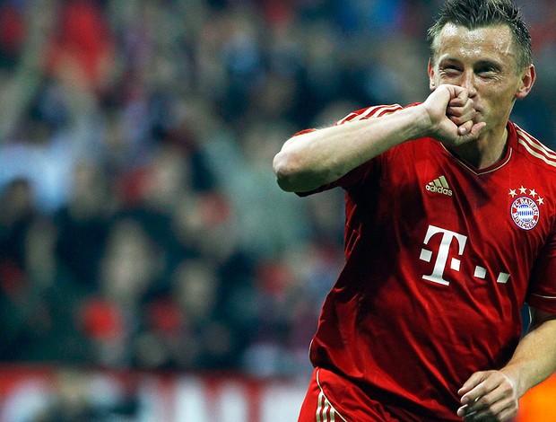 Ivica olic comemorando gol do Bayern (Foto: Agência Reuters)