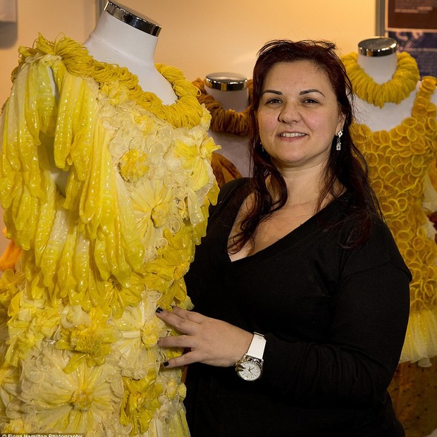 Adriana Bertini - estilista faz sucesso com roupas feitas de camisinha (Foto: Fiona Hamilton)
