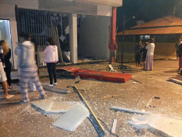 Caixa foi explodido durante a madrugada (Foto: Polícia Militar/Divulgação) Caixa foi explodido durante a madrugada (Foto: Polícia Militar/Divulgação)