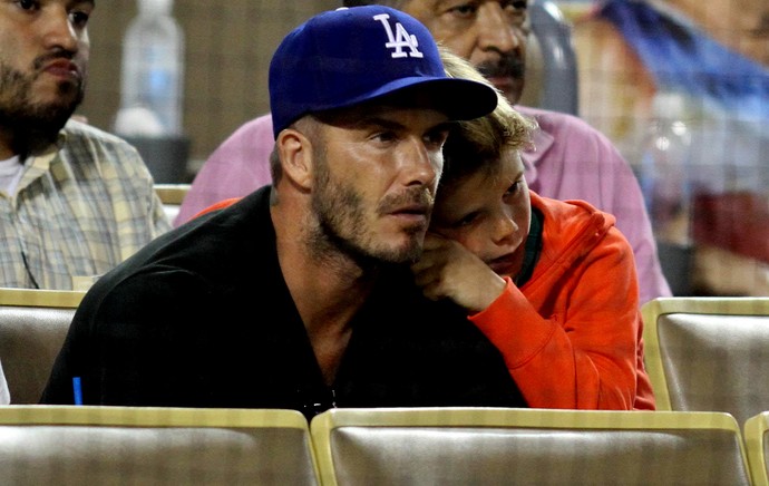 Beckham com os filhos em jogo dos Dodgers  (Foto: Splash News)