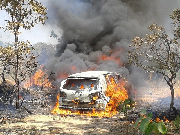 Carro usado na fuga pelos criminosos foi incendiado (Foto: Divulgação/PRF)