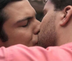 Félix (Mateus Solano) e Niko (Thiago Fragoso) se beijam em 'Amor à vida' (Foto: Reprodução)