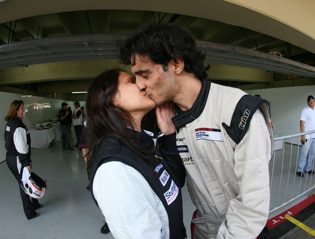 O beijo de Marcos e Viviane após o pedido de casamento feito na etapa da Porsche Cup em Interlagos (Foto: Jorge Sá / Divulgação)
