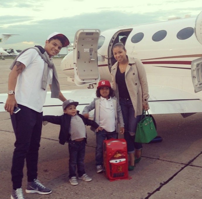 Thiago Silva viaja com a esposa Isabelle e os filhos (Foto: Reprodução/Instagram)