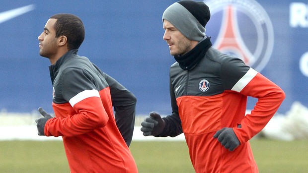 Lucas e Beckham no treino do PSG (Foto: AFP)