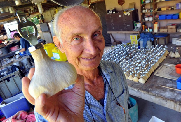 John Kreuger tem feito fortuna ao fabricar abridores de garrafas usando o sacro escrotal de cangurus (Foto: Reprodução)