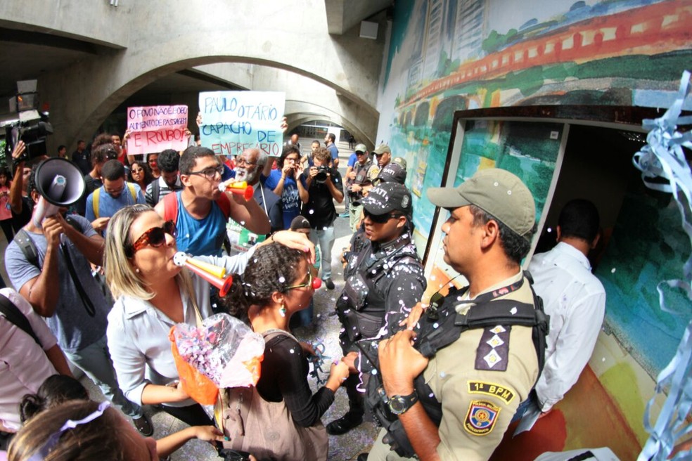 Manifestantes protestam em frente à sala onde ocorre reunião do Conselho Metropolitano de Transporte (Foto: Marlon Costa/Pernambuco Press)