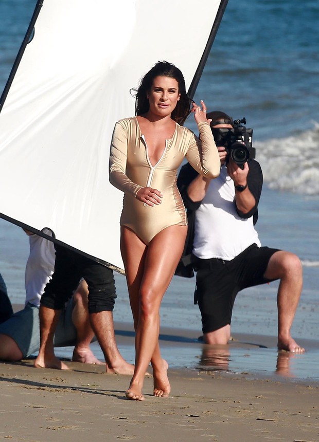 Lea Michele em ensaio em praia em Malibu, em Los Angeles, nos Estados Unidos (Foto: Grosby Group/ Agência)