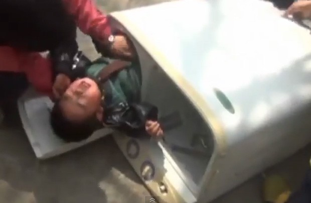 Bombeiros precisaram serrar máquina de lavar para resgatar bebê de 2 anos preso na china (Foto: Reprodução/YouTube/Charles Farley)
