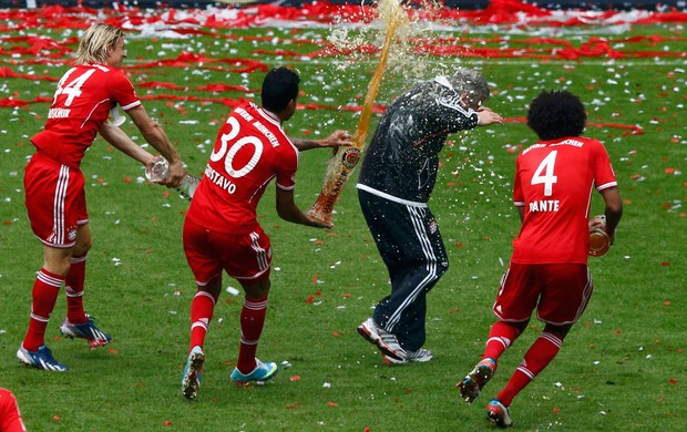 bayern Munique festa Anatolyi Tymoshchuk Luiz Gustavo Dante Jupp Heynckes  (Foto: Reuters)