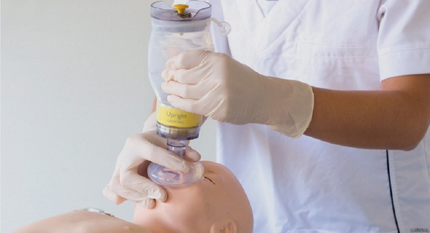 Respirador vertical para recém-nascidos em perigo (Foto: Laerdal/BBC)