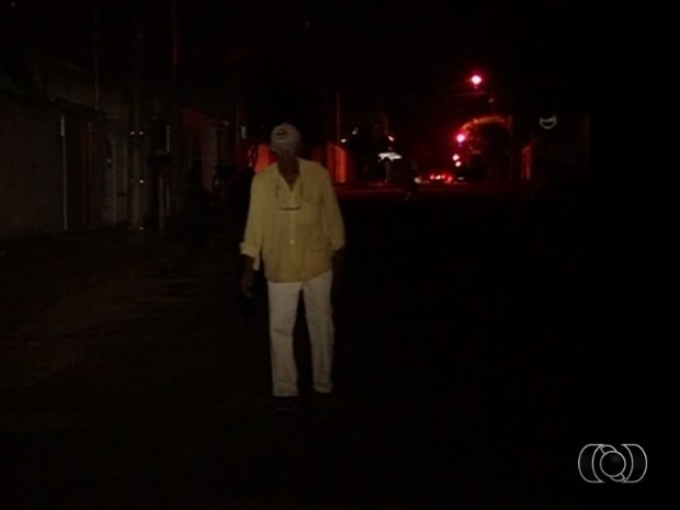 População reclama da falta de iluminação em bairro de Catalão, Goiás (Foto: Reprodução/ TV Anhanguera)