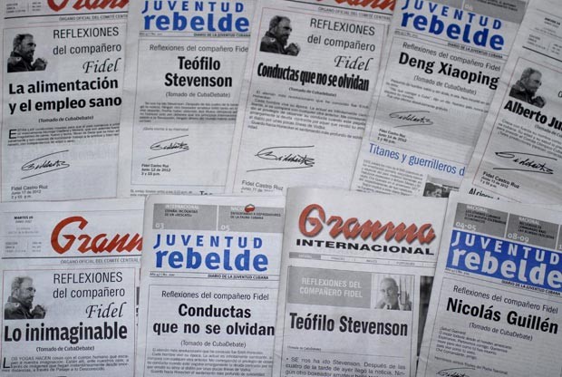 Capas dos jornais cubanos 'Granma' e 'Juventud Rebelde' (Foto: AFP)