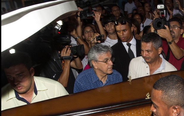 Caetano Veloso carrega o caixão da mãe (Foto: Leogump Carvalho / Frame Photo)