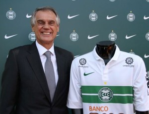 Vilson Ribeiro de Andrade, presidente do Coritiba, com a nova camisa (Foto: Divulgação / Coritiba)
