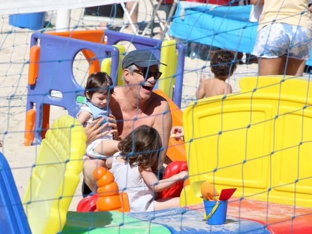 Marcos Caruso brinca com filho em praia no Rio (Foto: Jc Pereira / AgNews)