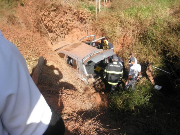 G Carro Cai Em Buraco E Tr S Pessoas Ficam Feridas Em Manduri