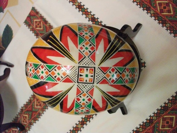 P&ecirc;ssankas s&atilde;o ovos de aves limpos e coloridos &agrave; m&atilde;o (Foto: Vera L&uacute;cia Daciuk/Arquivo Pessoal)