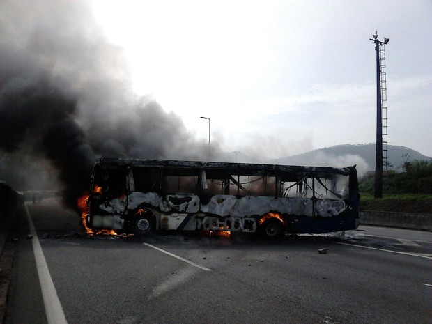 Manifestantes atearam fogo em nibus durante a manh desta quarta (Foto: Roberto Strauss/G1)