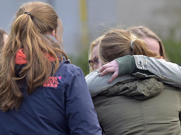 Estudantes choram ao receberem a notícia da queda do avião com alunos alemães a bordo (Foto: Martin Meissner/AP)