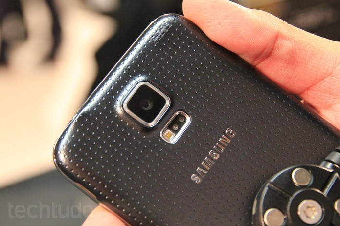 Design do Galaxy S5 pode desagradar alguns usuários (Foto: Isadora Díaz/TechTudo)
