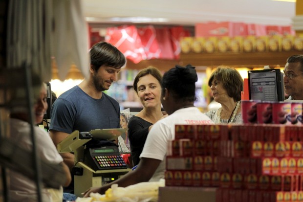 Adriana Esteves e Vladimir Britcha em mercado na Barra da Tijuca, RJ (Foto: Gabriel Rangel/AgNews)