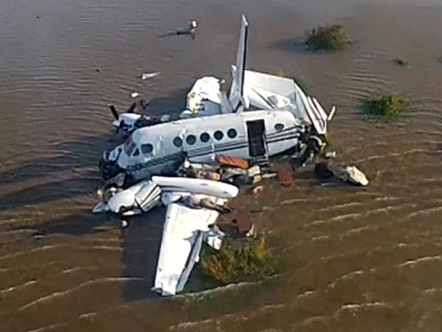 Imagem divulgada pela Força Aérea do Uruguai mostra avião que caiu no Rio da Prata, deixando cinco mortos e quatro feridos. (Foto: AFP/Força Aérea do Uruguai/Esquadrão Aéreo nº 5)