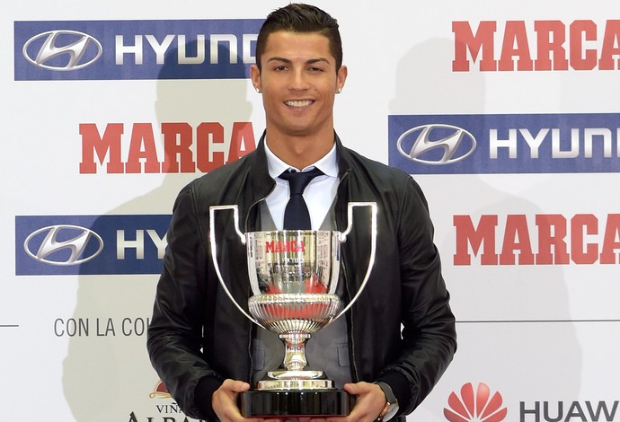 Cristiano Ronaldo recebendo um prêmio Melhor Jogador do Campeonato Espanhol (Foto: AFP)