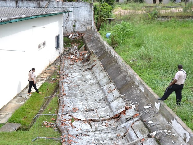 Parte do muro da ala feminina do Presídio de Criciúma caiu durante chuva forte neste sábado (15) (Foto: Defesa Civil/Divulgação)