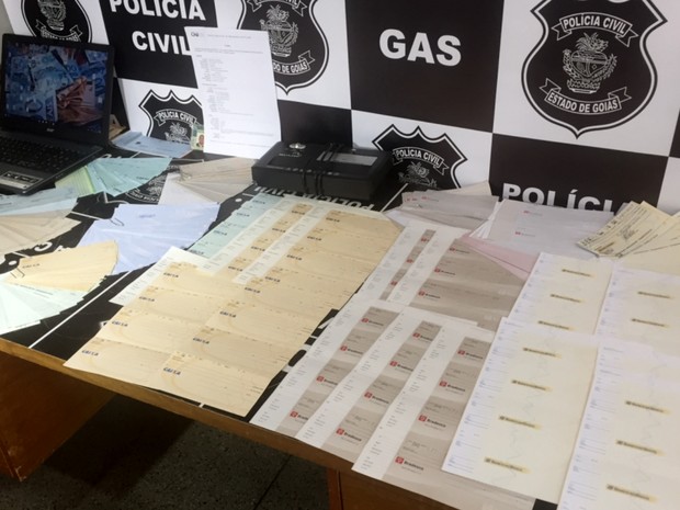 Cheques apreendidos ainda não foram quantificados pela polícia, em Goiás (Foto: Murillo Velasco/G1)
