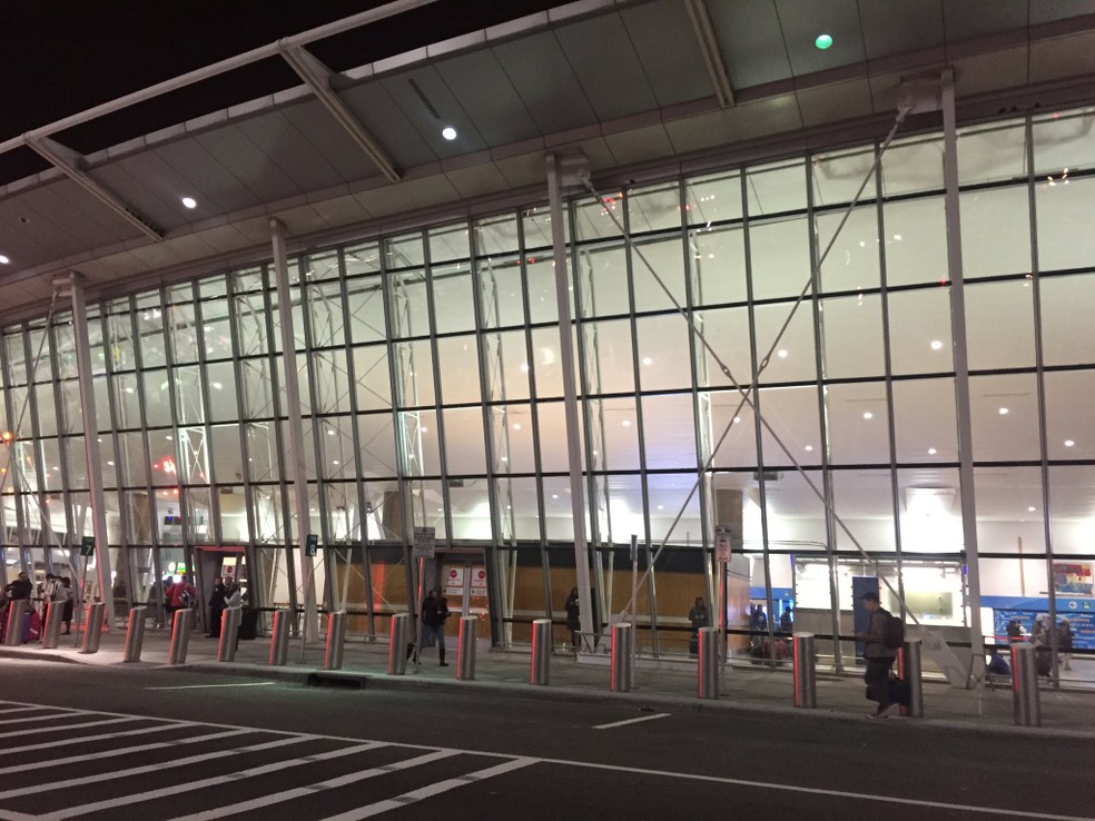 Imagem da saíde do terminal do aeroporto em Nova York (Foto: Reprodução/Twitter/NY Taxi Workers)