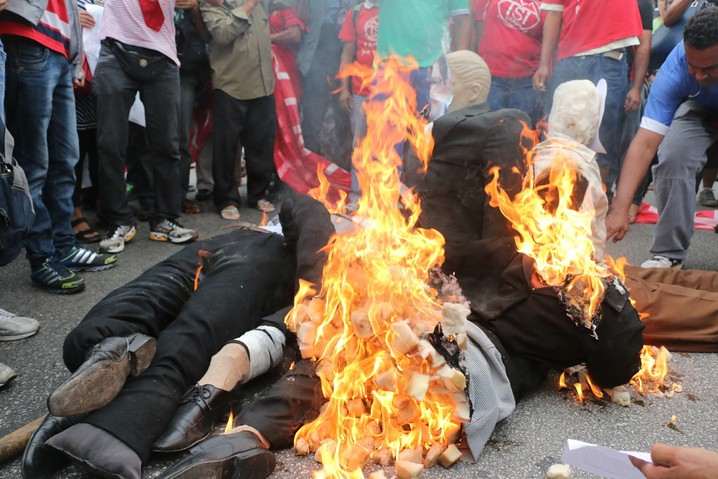 Manifestantes queimaram bonecos representando ministros em frente ao Terminal Santo Amaro.