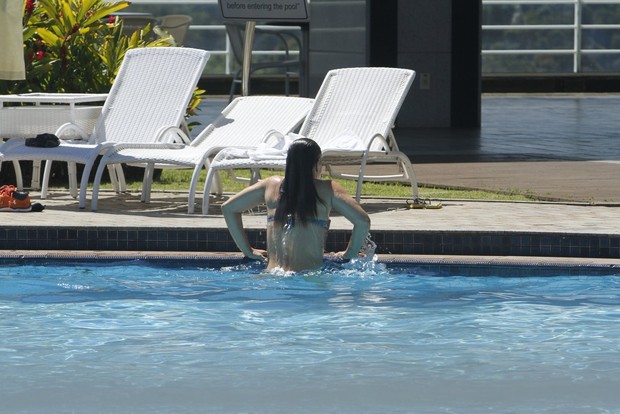 Priscila Fantin curte piscina de hotel com marido no RJ (Foto: Onofre Veras / FotoRioNews)
