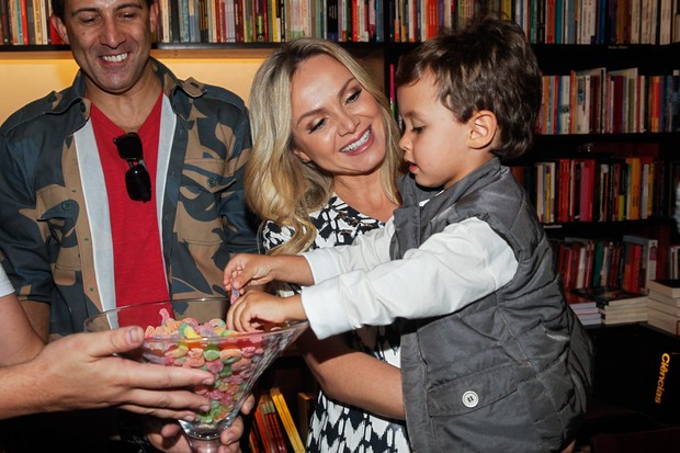 Eliana leva filho em lançamento de livro em SP (Foto: Manuela Scarpa e Marcos Ribas/Photo Rio News)